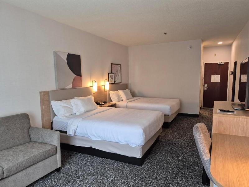 Queen Room with Two Queen Beds and Sofa Bed image 3