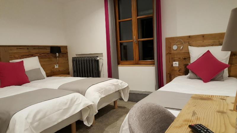 Superior Triple Room image 4