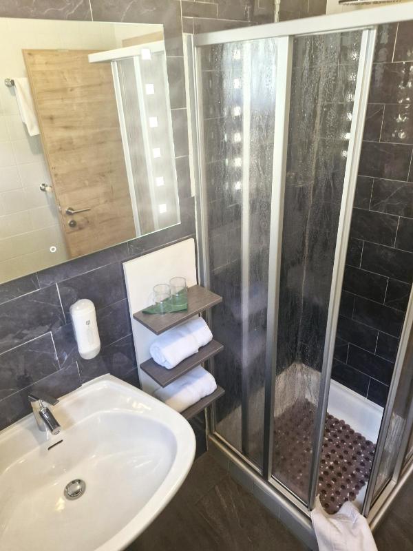 Double Room with Balcony image 3