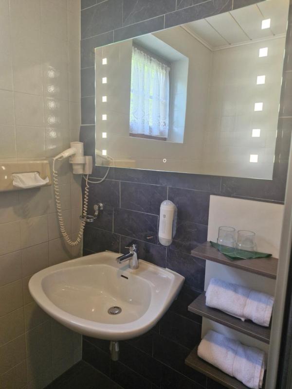 Double Room with Balcony image 2