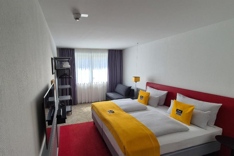 Premium Queen room with single sofa bed image 3