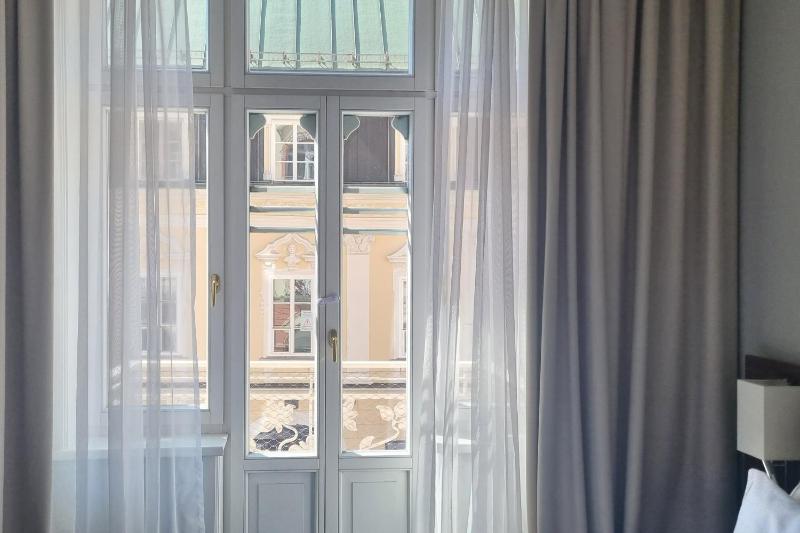 Premium Queen Room with Balcony image 3