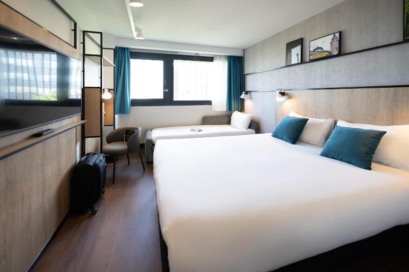 Triple Room with One Double and One Sofa Bed image 1