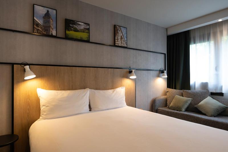 Triple Room with One Double and One Sofa Bed image 4