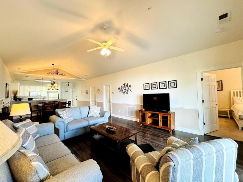 Gorgeous top floor 3BR condo at Magnolia Pointe - image 42