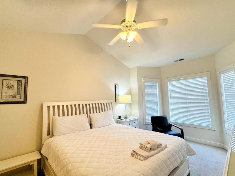 Gorgeous top floor 3BR condo at Magnolia Pointe - image 35