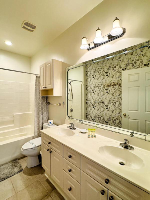 Gorgeous top floor 3BR condo at Magnolia Pointe - image 18