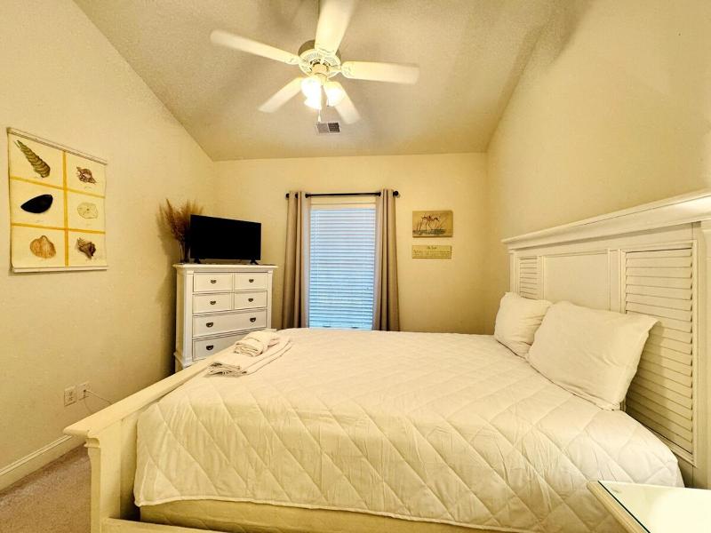 Gorgeous top floor 3BR condo at Magnolia Pointe - image 14