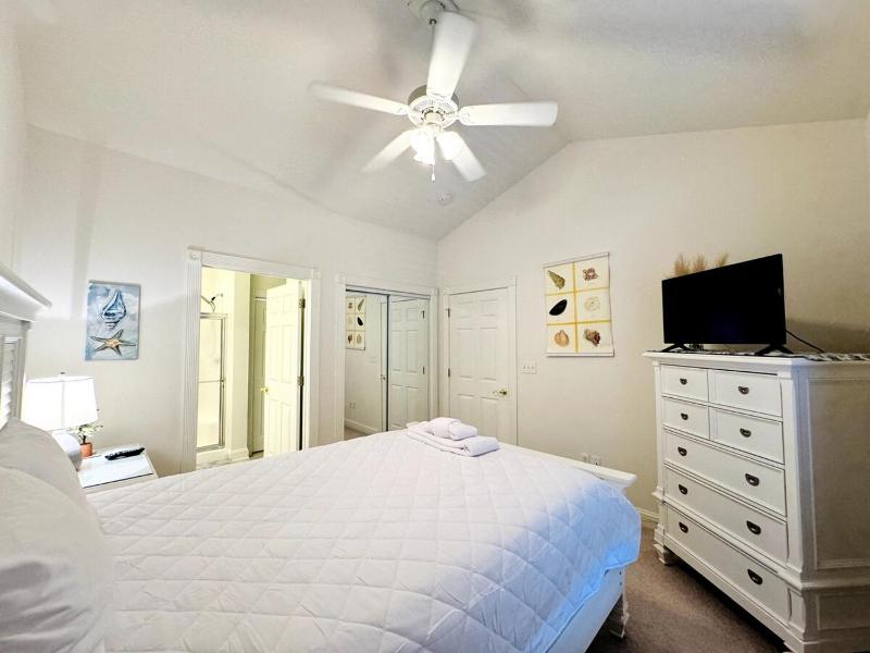 Gorgeous top floor 3BR condo at Magnolia Pointe - image 44