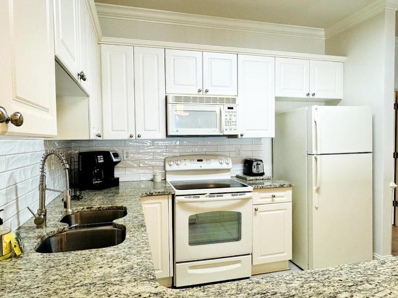 Gorgeous top floor 3BR condo at Magnolia Pointe - image 32