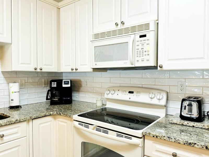 Gorgeous top floor 3BR condo at Magnolia Pointe - image 43