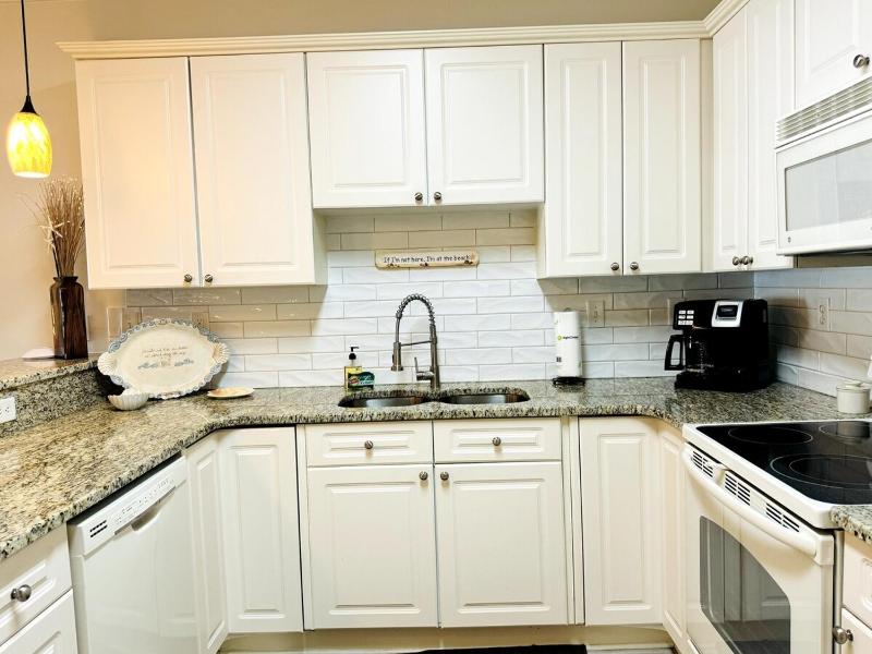 Gorgeous top floor 3BR condo at Magnolia Pointe - image 23
