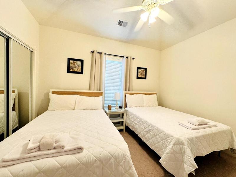 Gorgeous top floor 3BR condo at Magnolia Pointe - image 12