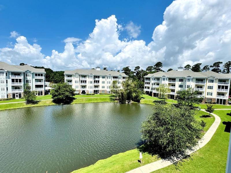 Gorgeous top floor 3BR condo at Magnolia Pointe - image 7