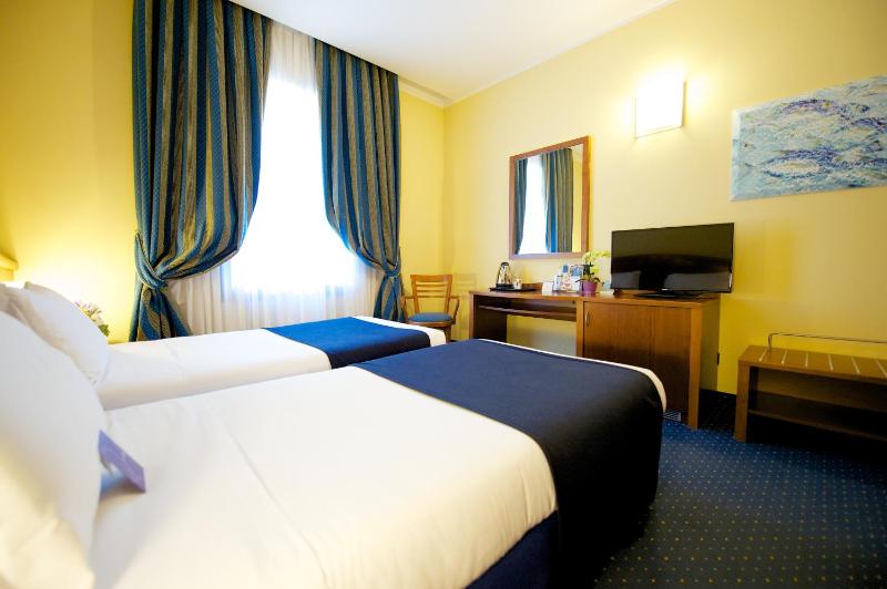 Standard Room with 2 Single Beds image 3