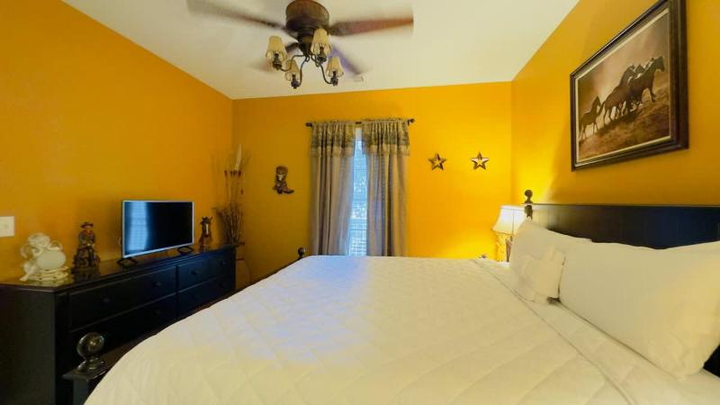 Lovely First floor 2BR condo - image 44
