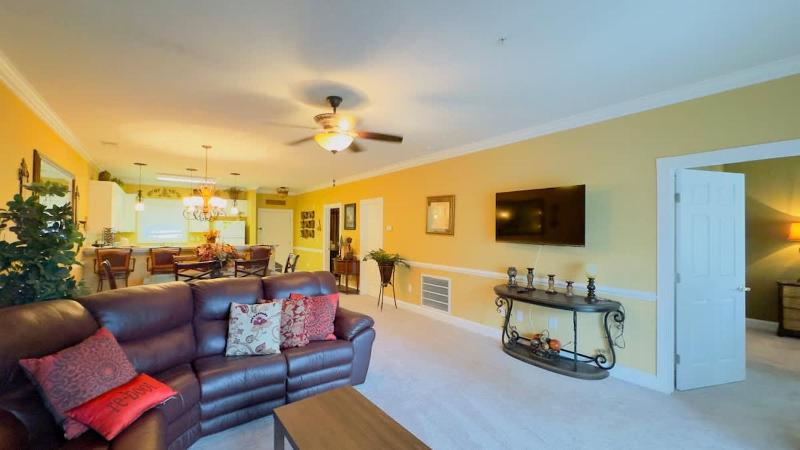 Lovely First floor 2BR condo - image 37
