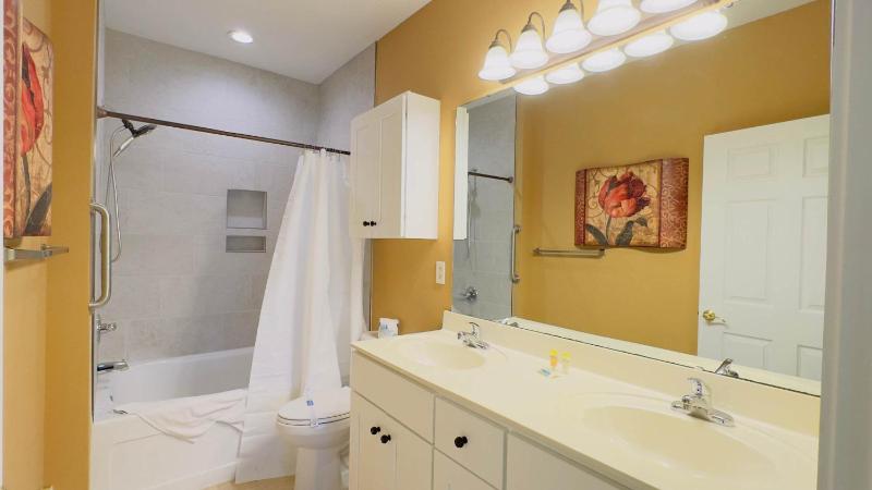 Lovely First floor 2BR condo - image 46