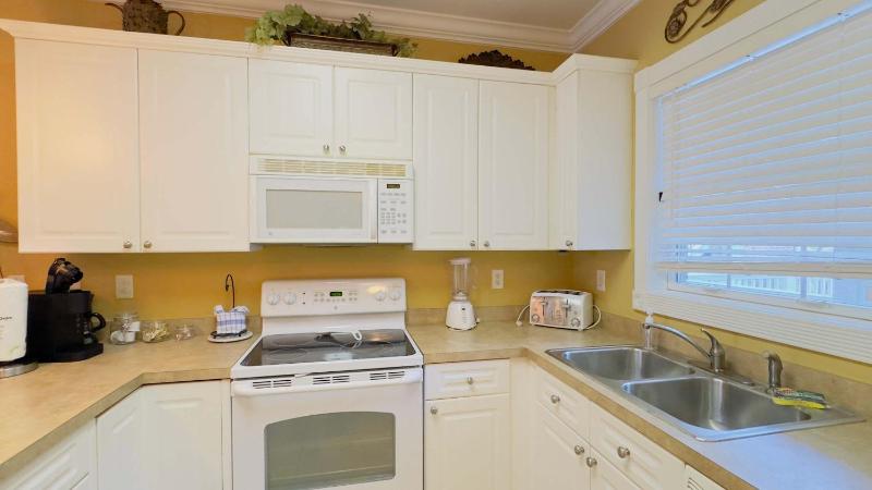 Lovely First floor 2BR condo - image 25