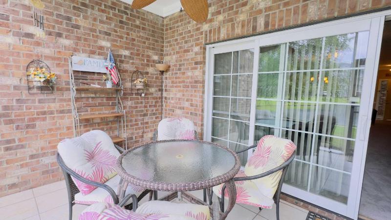 Lovely First floor 2BR condo - image 2