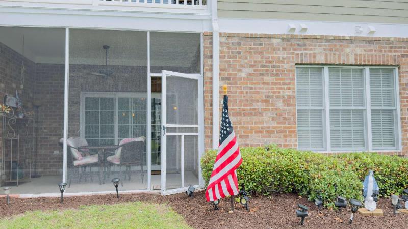 Lovely First floor 2BR condo - image 14