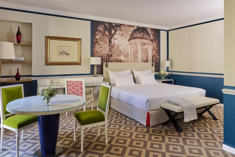 Deluxe Suite with Patio View  image 3