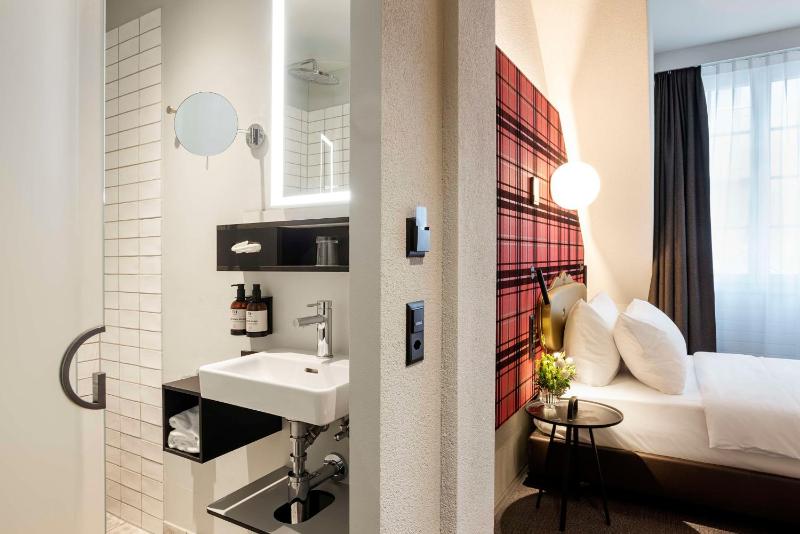 Standard Double Room image 3