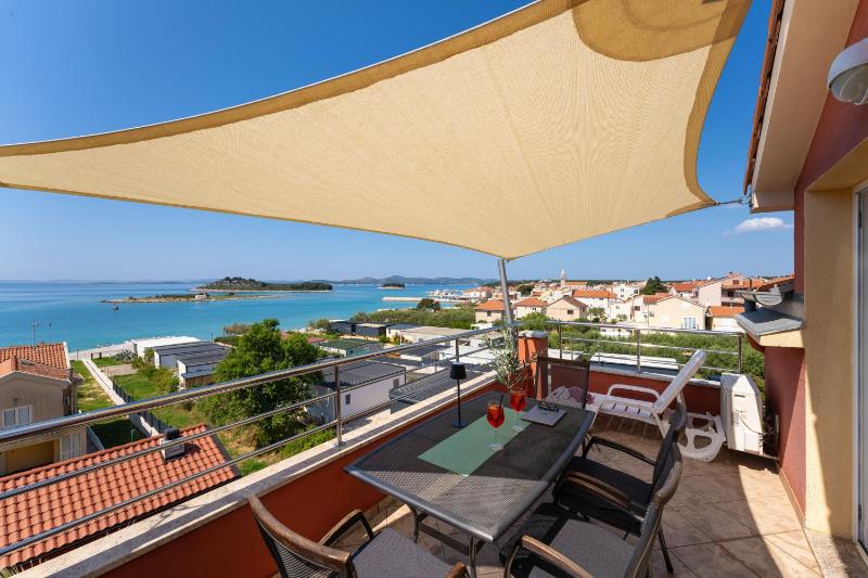 One-Bedroom Apartment with Balcony and Sea View image 3