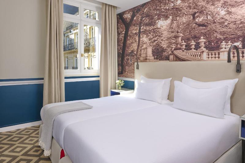One Bedroom Deluxe Suite with Patio View image 1