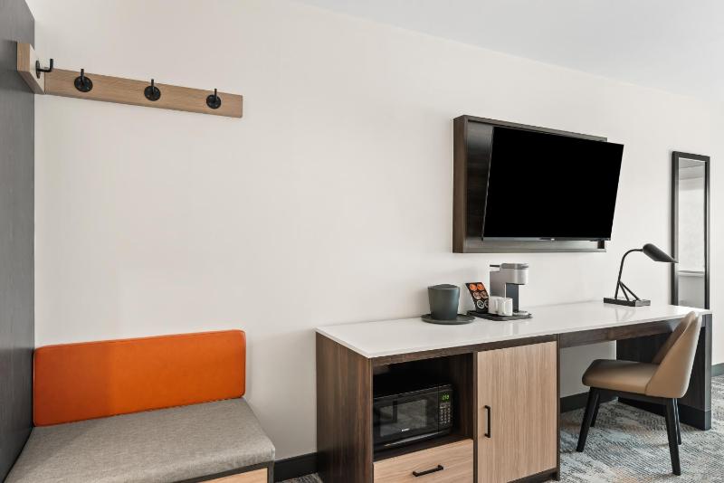 King Suite with Sofabed - Non Smoking image 3