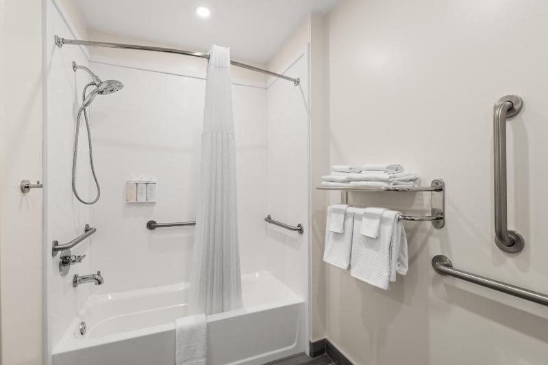 King Room - Accessible/Non Smoking image 3