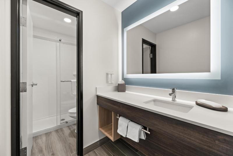 Queen Suite with Two Queen Beds - Non Smoking image 2