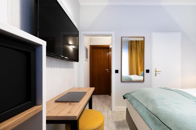 Standard Queen Room image 3