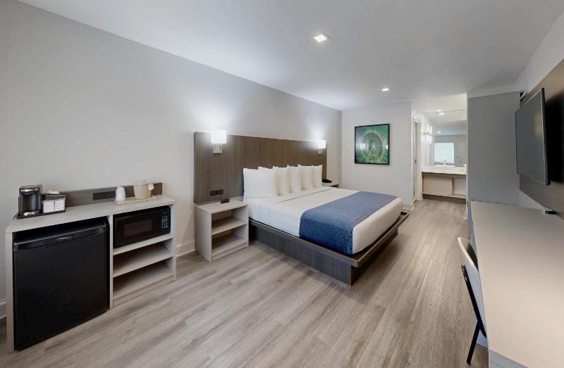 Deluxe King Room (Newly Renovated) image 2