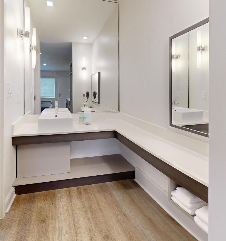 Deluxe King Room (Newly Renovated) image 4