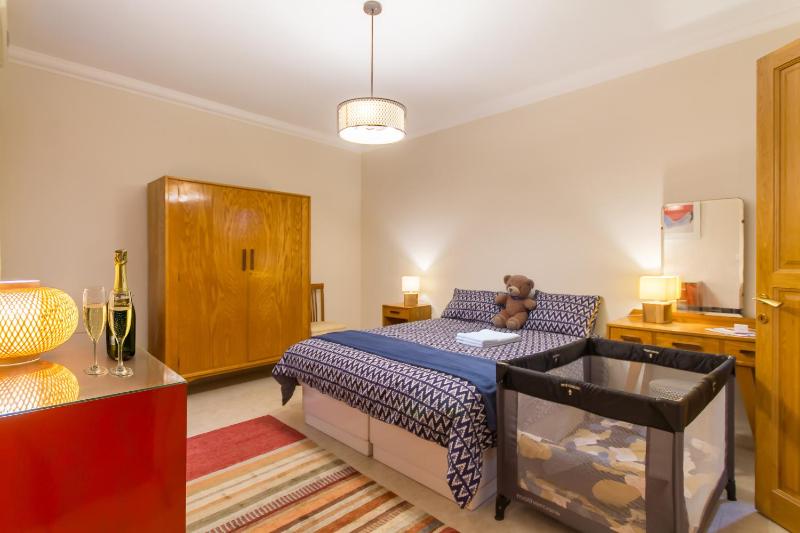 A Magnificent Sunny Seafront Apart Sliema - Happy Rentals - image 14