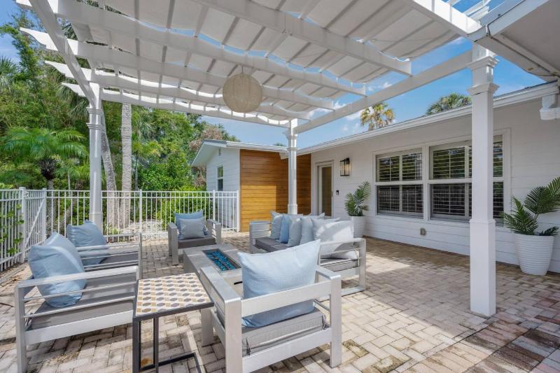 Dockside Getaway on Avenida - image 4