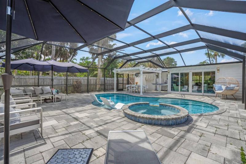 Dockside Getaway on Avenida - image 13
