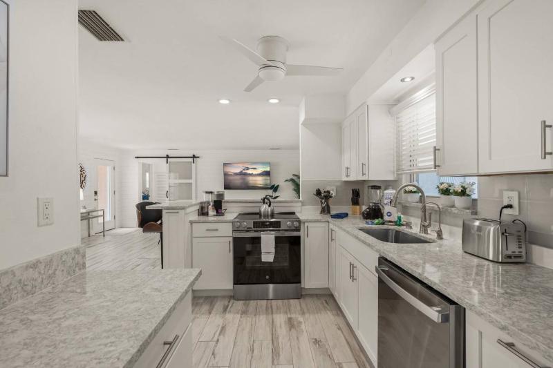 Dockside Getaway on Avenida - image 18