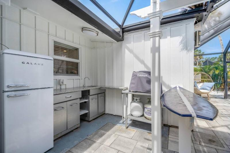 Dockside Getaway on Avenida - image 17