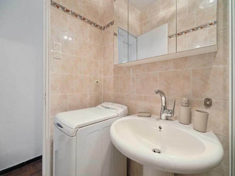 Apt 2BR 4P - Balcony & 5min to Beach Saint-Tropez - image 13