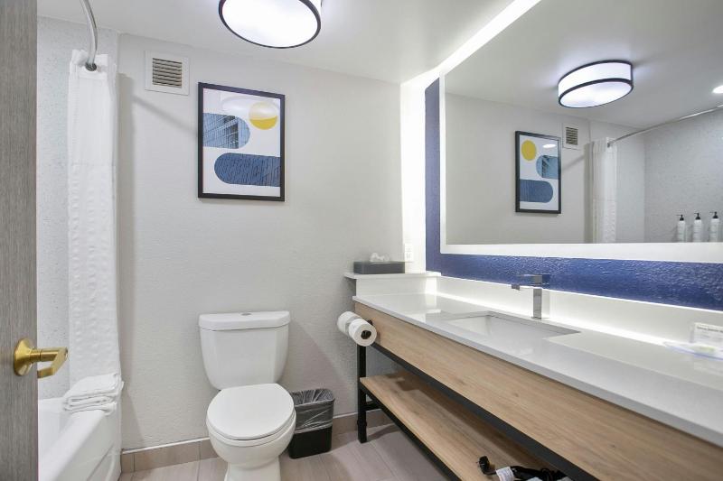 Standard Queen Room with Two Queen Beds and Tub - Mobility/Hearing Accessible image 4