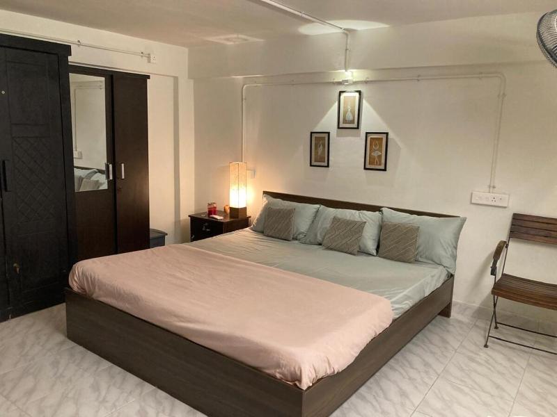 Studio apartment in split level bungalow with pool access - image 6
