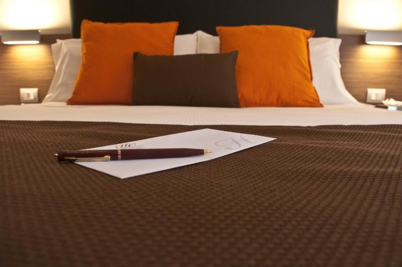 Economy Double Room image 3