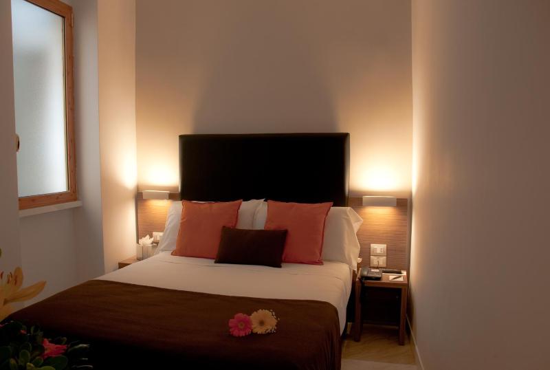 Economy Double Room image 2