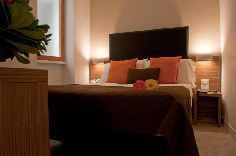 Economy Double Room image 4