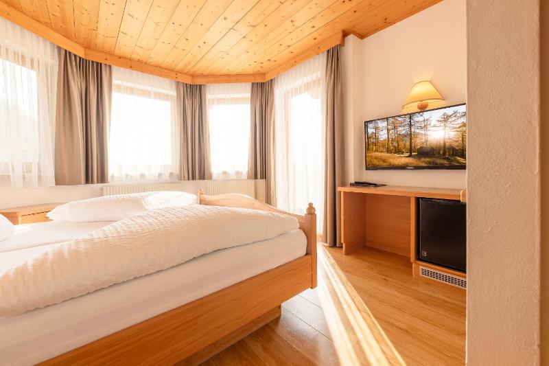 Double Room with Balcony image 4