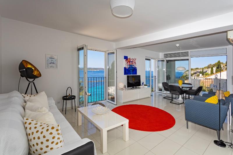 Comfort One-Bedroom Apartment with Terrace and Sea View image 1