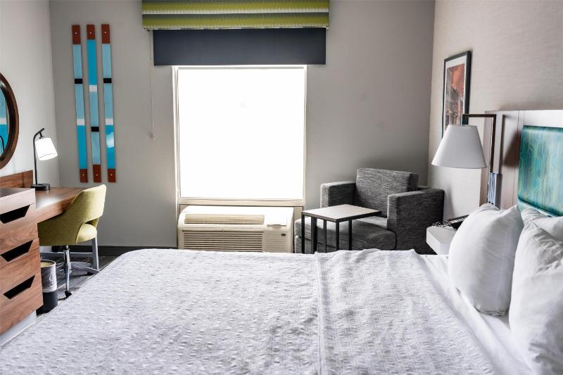 King Room with King Bed - Non-Smoking image 1