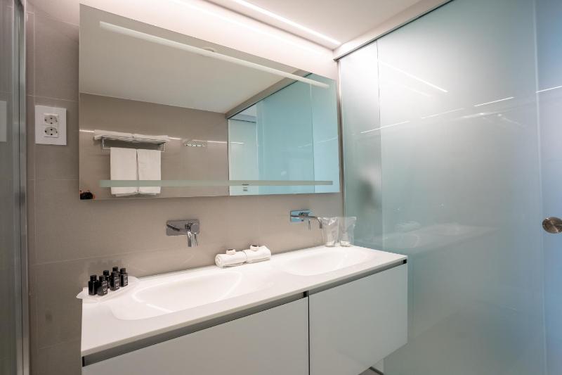 One-Bedroom Apartment with Balcony and Sea View image 2